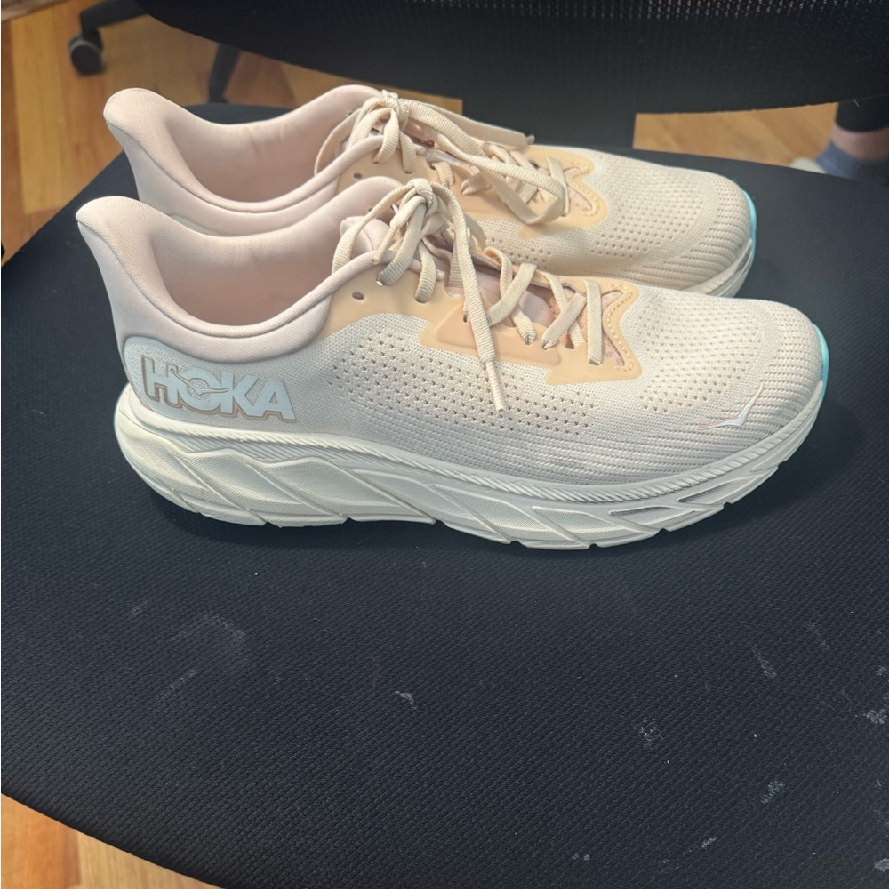 Hoka Arahi 7 size 11Cream and White Running Shoes